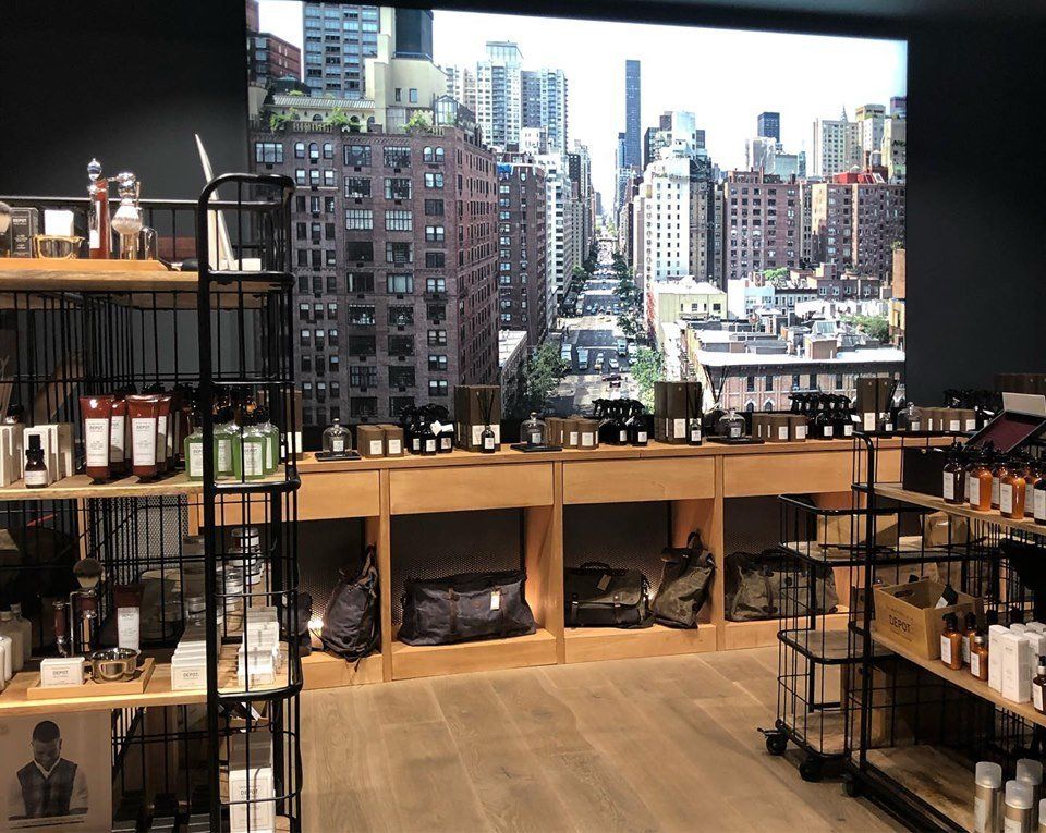 Una tienda con una imagen de una ciudad en la pared.