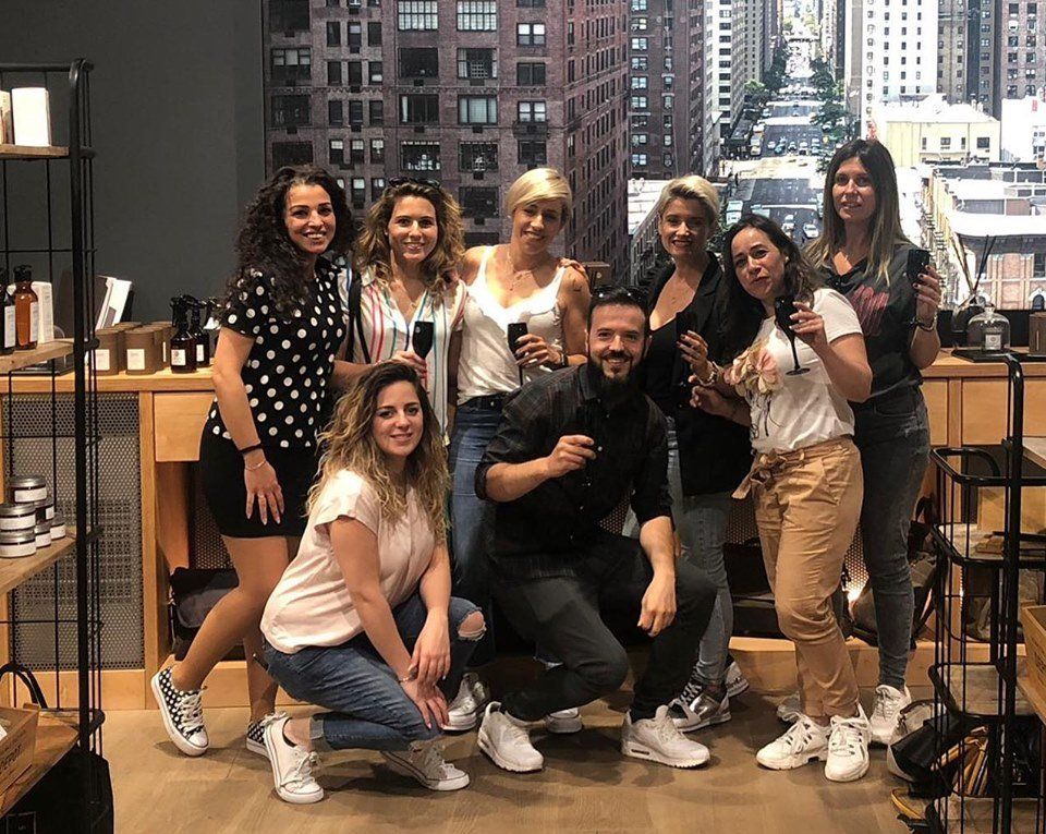 Un grupo de personas posa para una fotografía en una tienda.