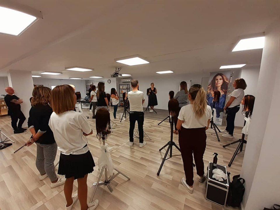 Un grupo de personas está de pie en una habitación con maniquíes.