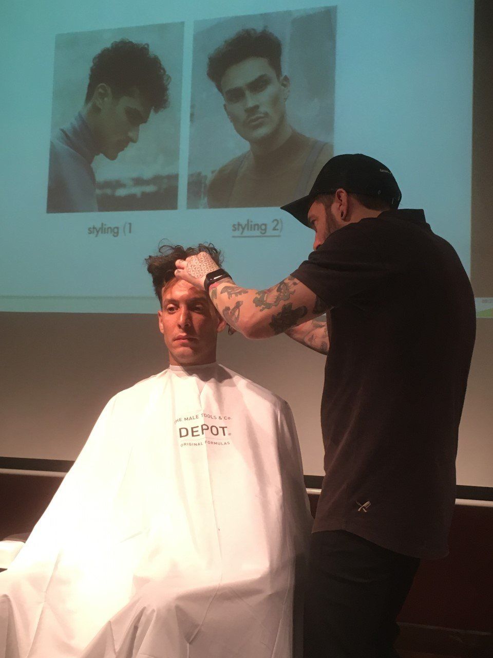 Un hombre se está cortando el pelo en un barbero.