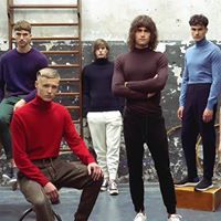 Un grupo de jóvenes posan para una fotografía en un gimnasio.