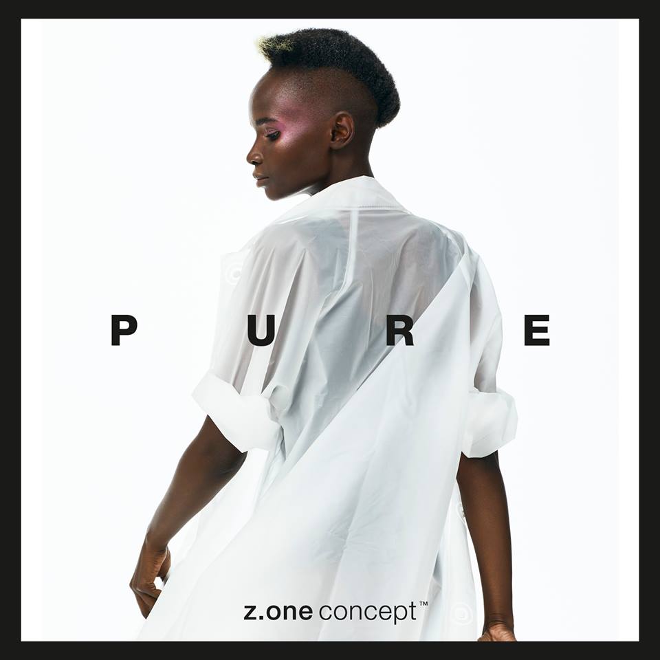 Una mujer con una camisa blanca con la palabra 