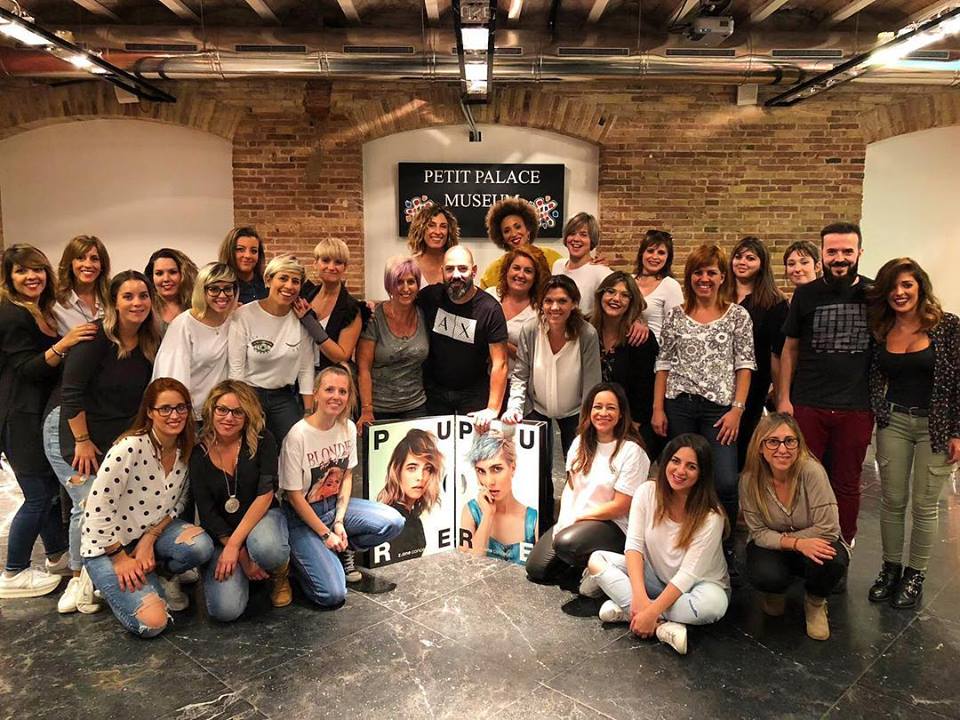 Un grupo de personas posa para una fotografía en una habitación.