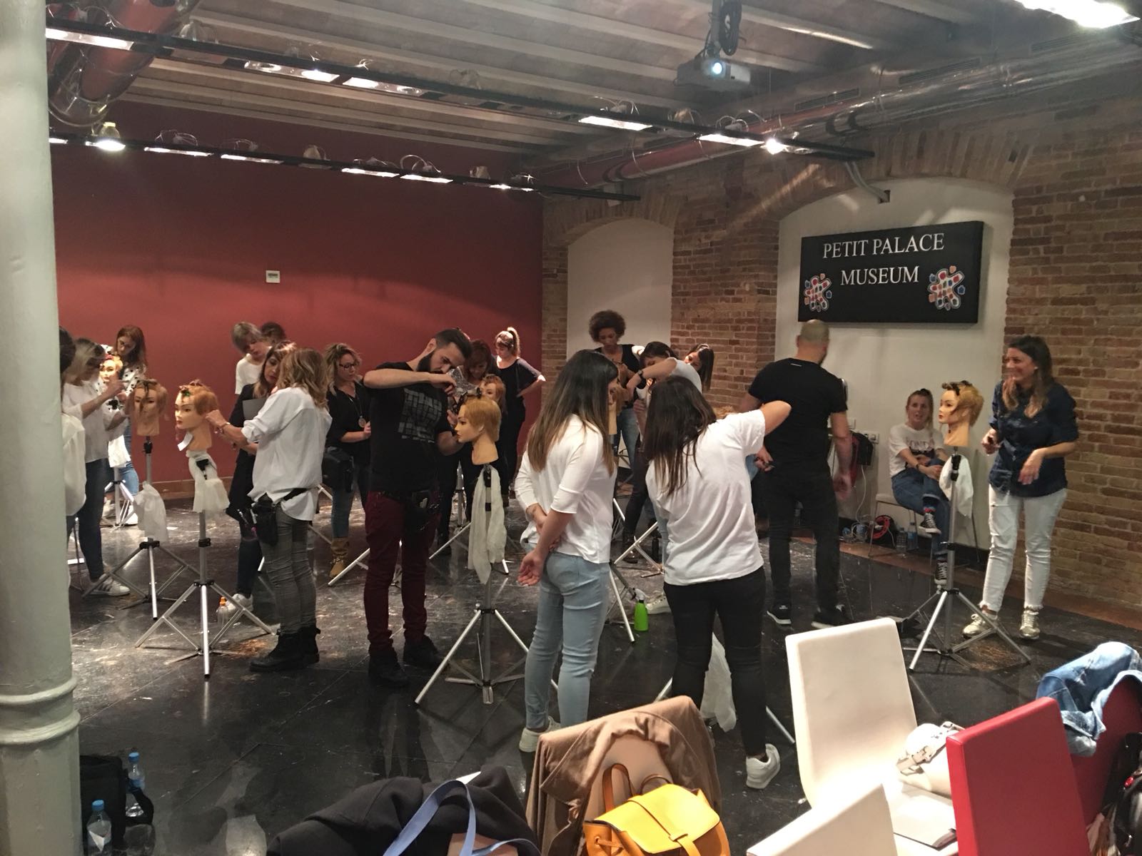 Un grupo de personas está de pie en una habitación con maniquíes.