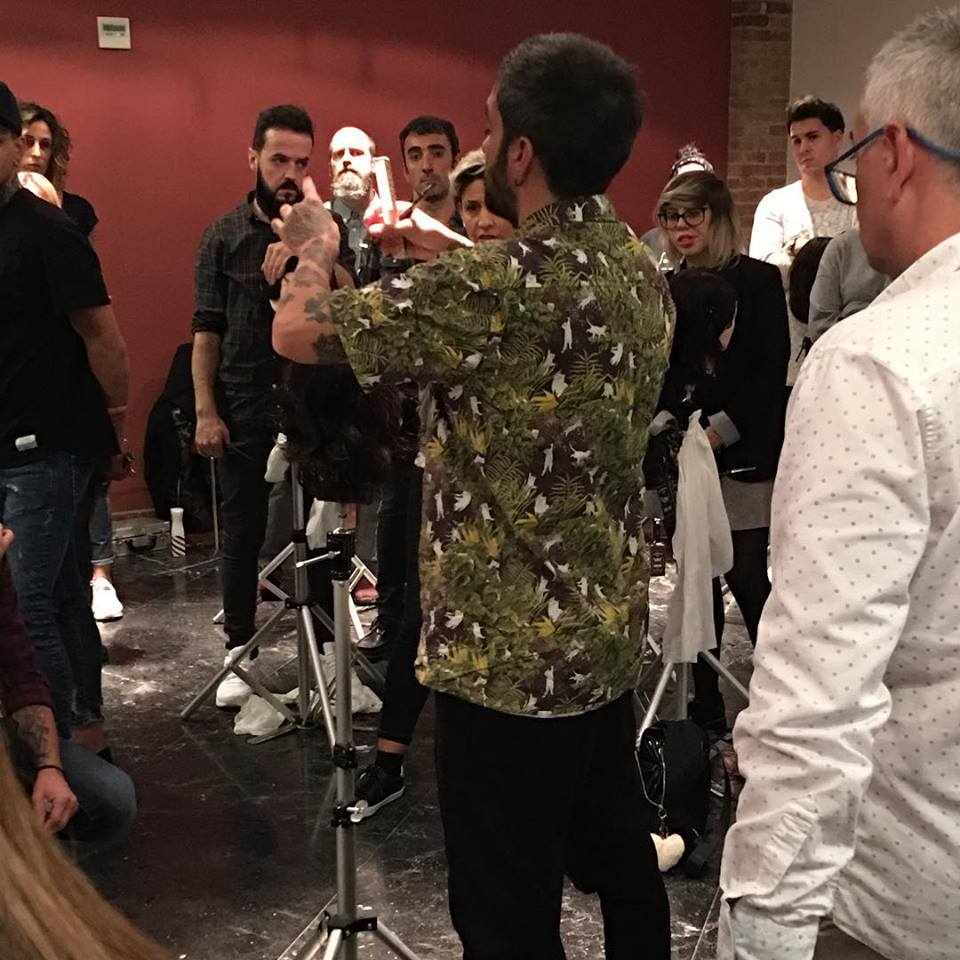 Un hombre con una camisa de camuflaje está parado frente a un grupo de personas.