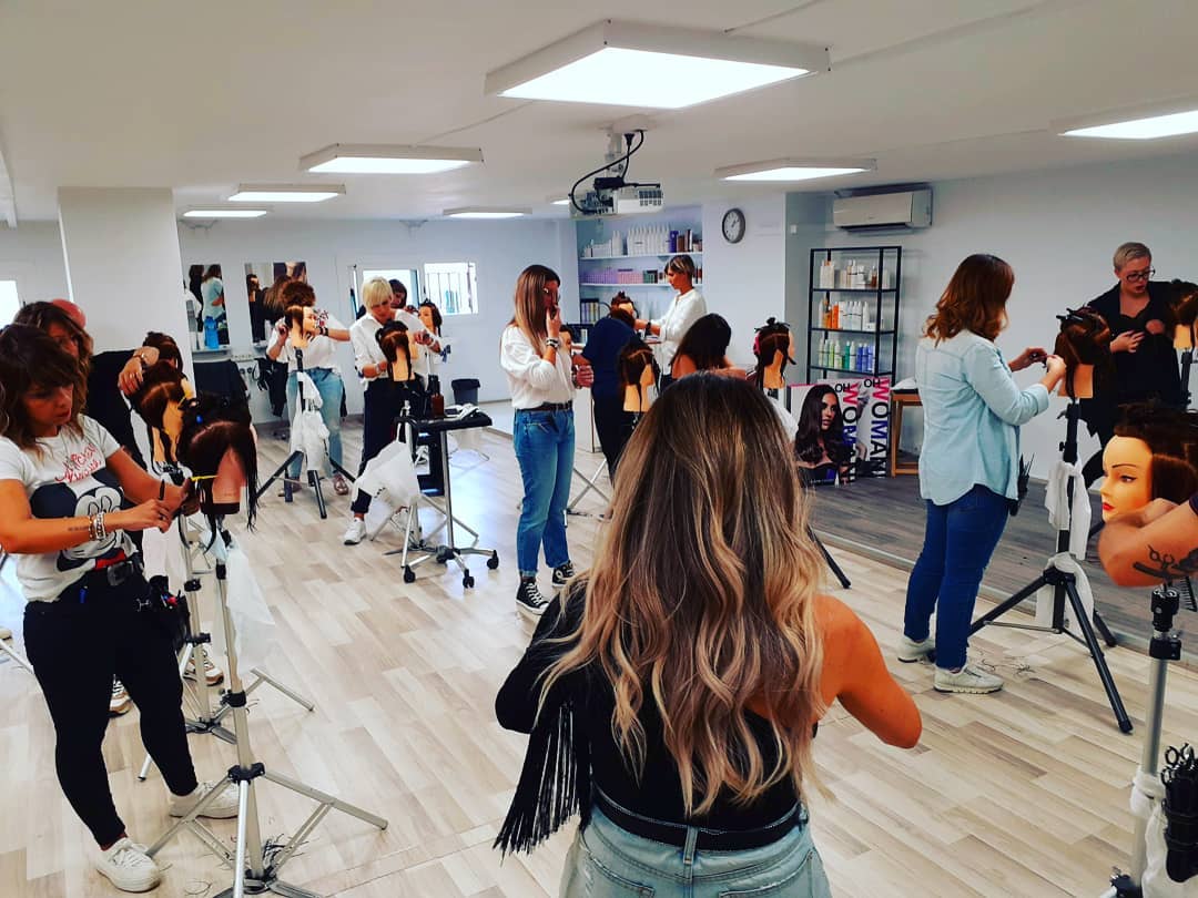 Un grupo de mujeres está de pie en una habitación con maniquíes.