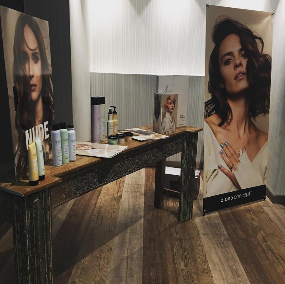 Una mesa en un salón con una foto de una mujer sobre ella.