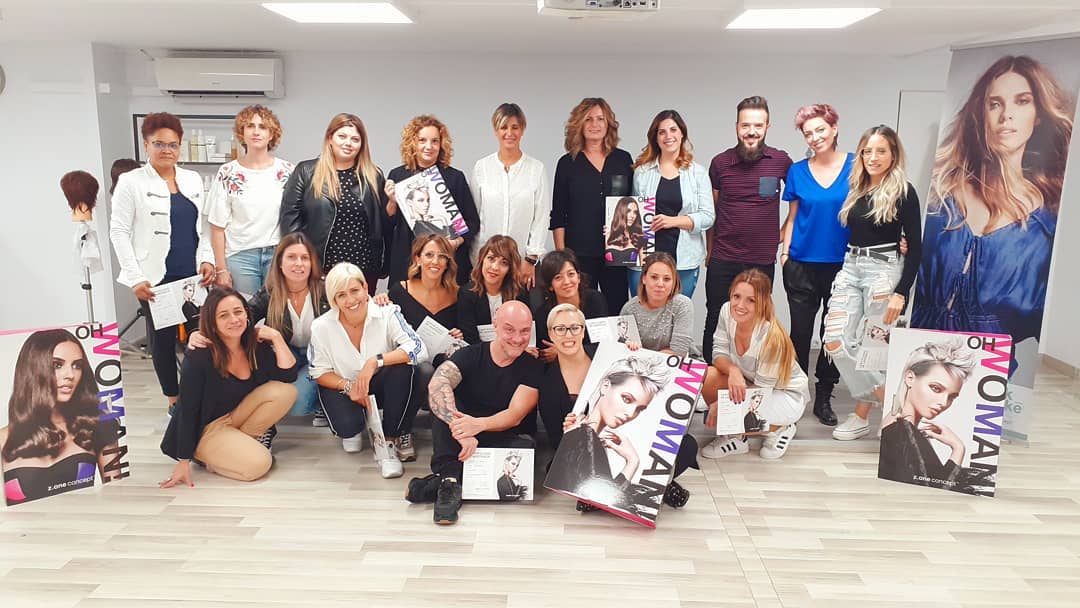 Un grupo de personas posa para una fotografía en una habitación.