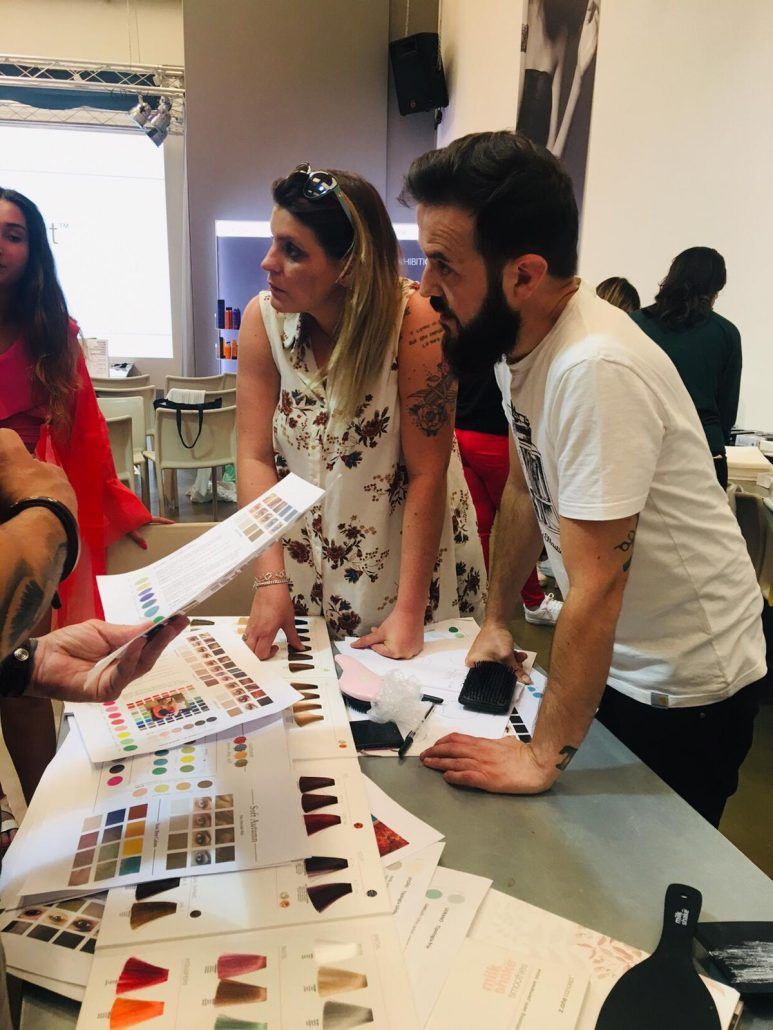 Un hombre y una mujer miran una tabla de colores.