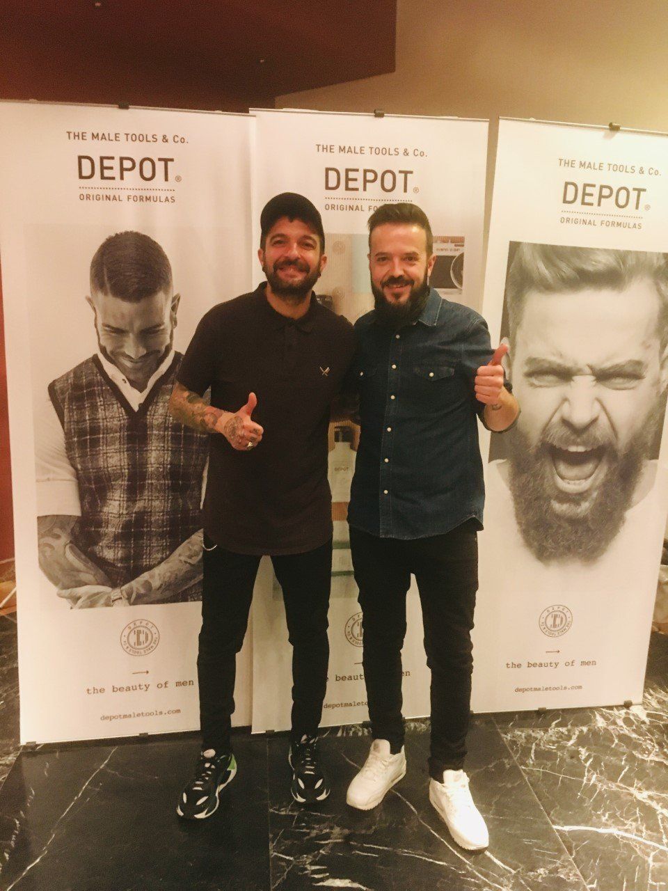 Dos hombres posan para una foto frente a un cartel que dice depósito.