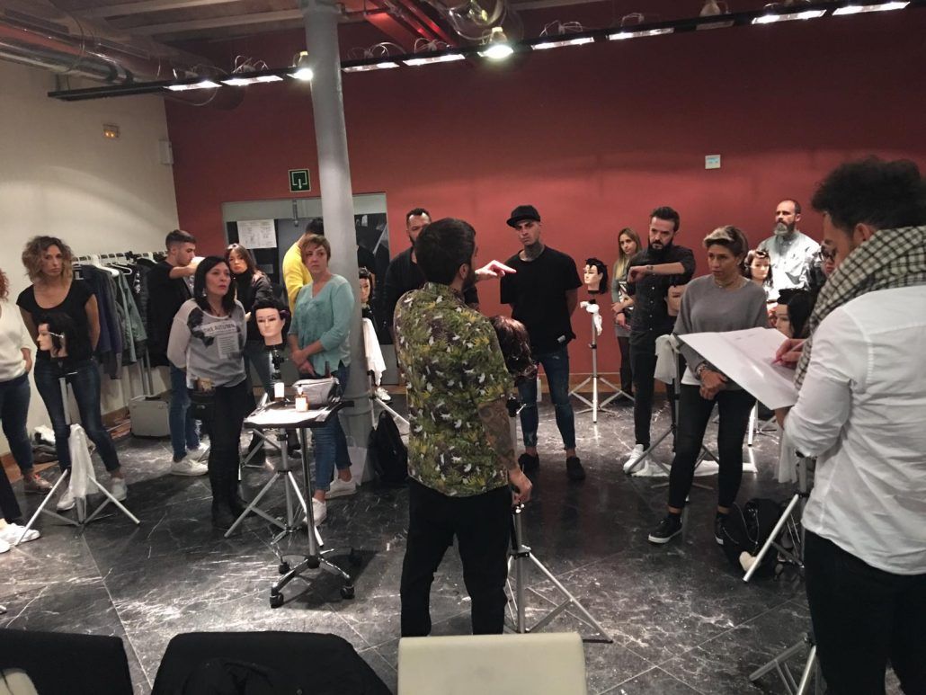Un grupo de personas están de pie alrededor de una mesa en una habitación.