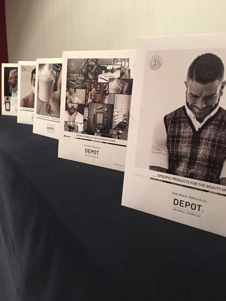 Una fila de carteles de depósito están alineados sobre una mesa.