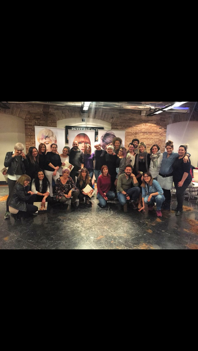 Un grupo de personas posa para una fotografía en una habitación.