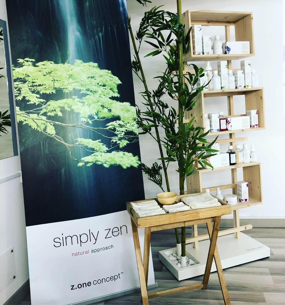 Una habitación con un cartel que dice simplemente zen.