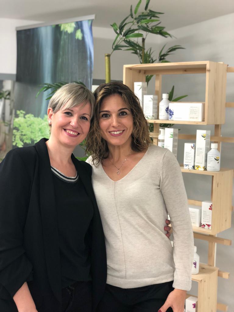 Dos mujeres están paradas una al lado de la otra en una habitación.