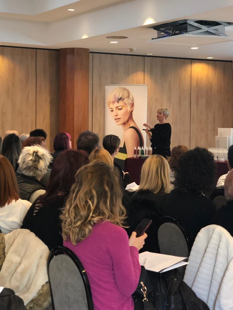 Una mujer está dando una presentación a un grupo de personas.