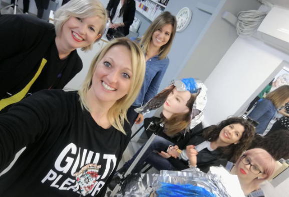 Una mujer que lleva una camiseta que dice 