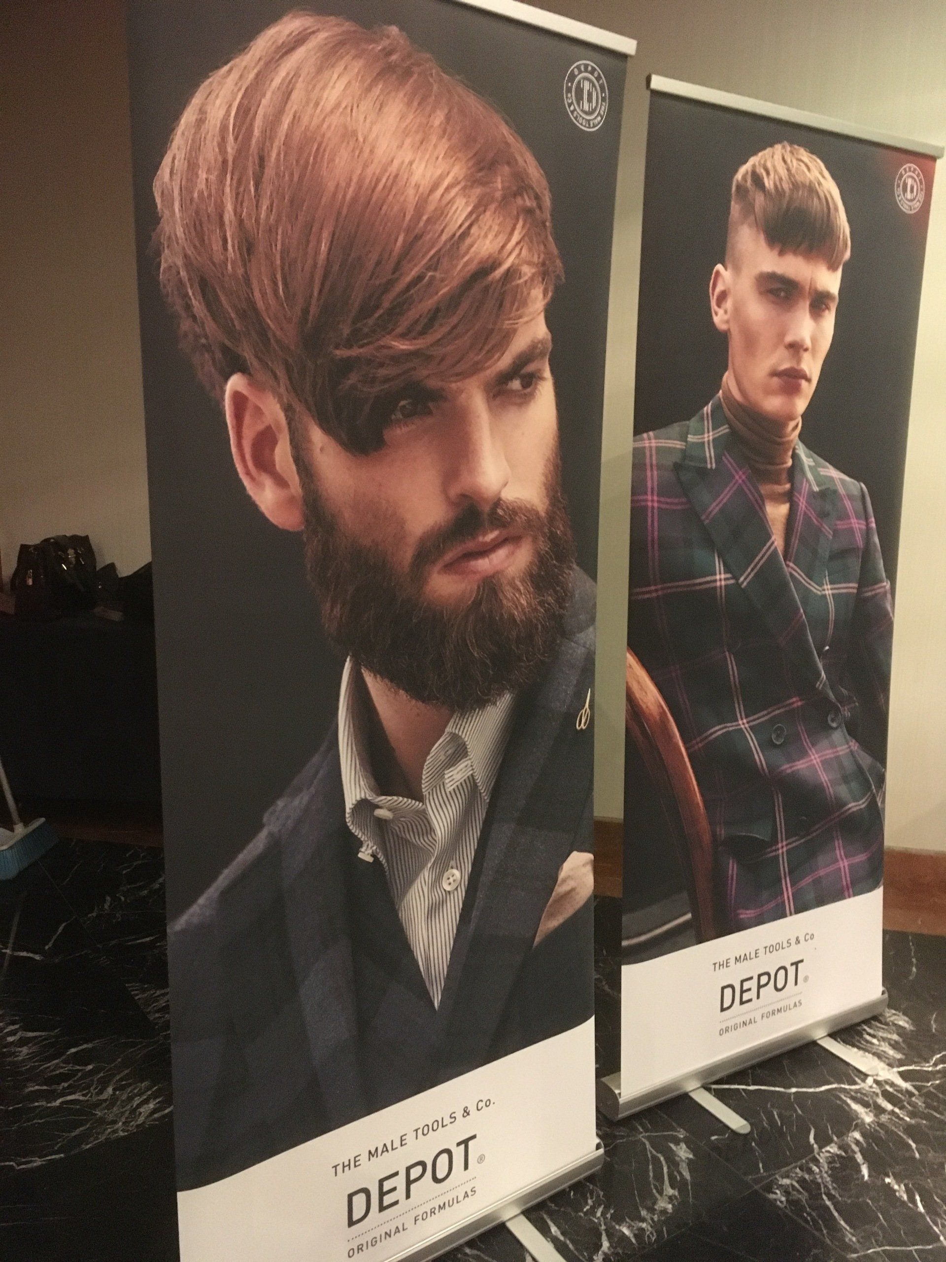 Dos carteles de un hombre con barba están sentados sobre una mesa.