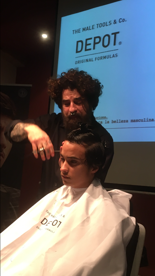 Un hombre está cortando el pelo a otro hombre delante de un cartel de depósito.