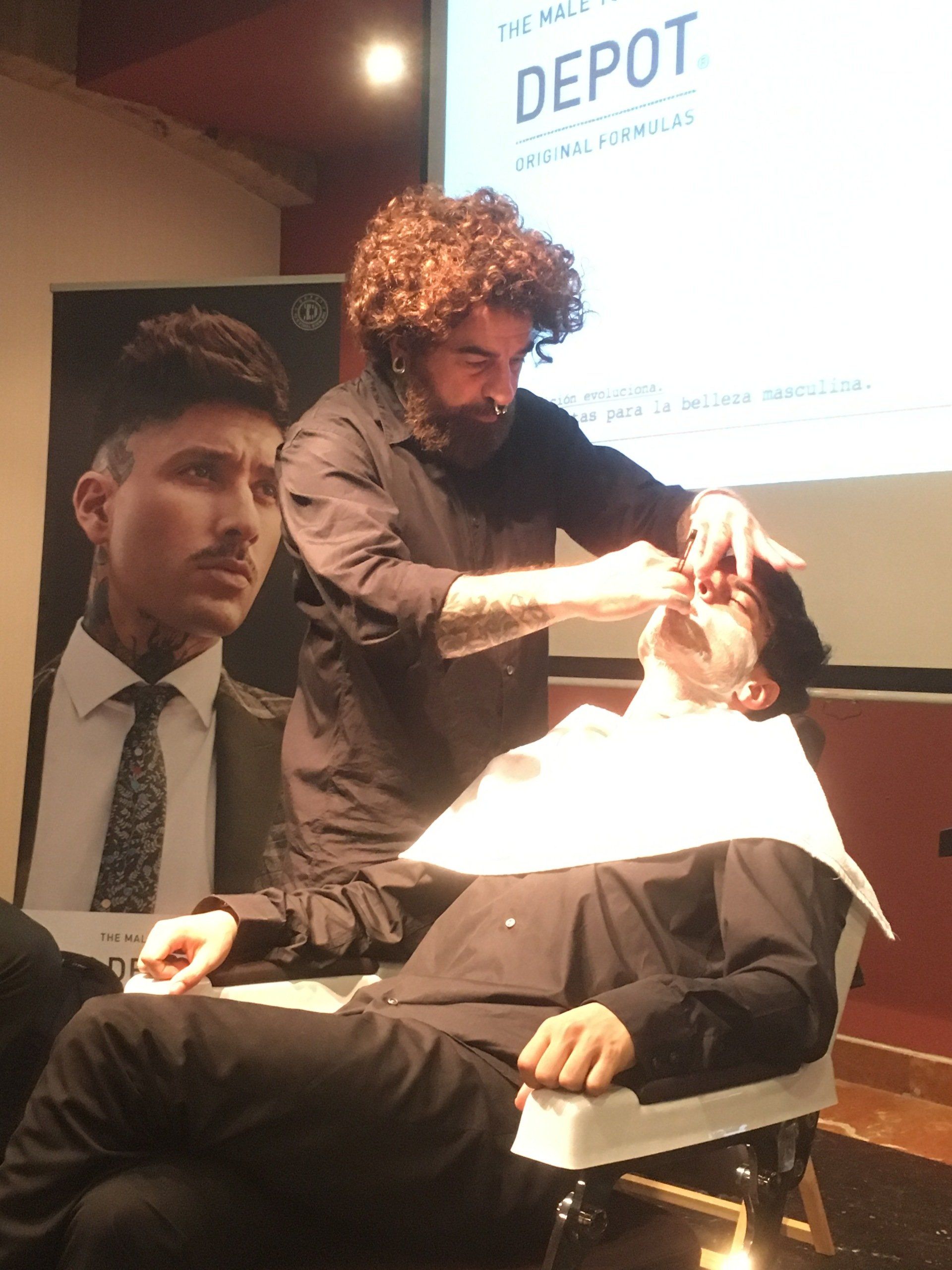 Un hombre se está afeitando la barba en un barbero de depósito.