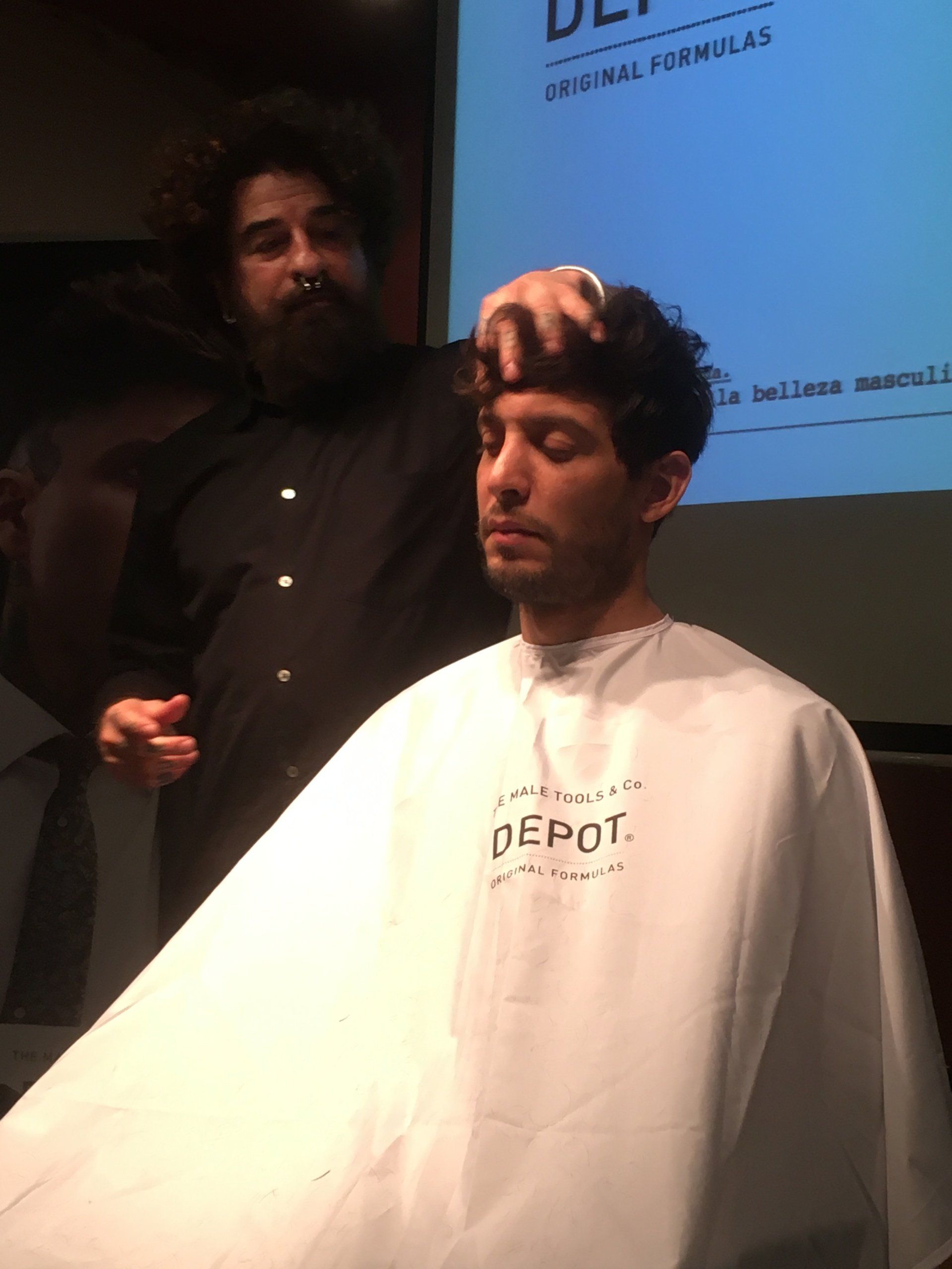 Un hombre se está cortando el pelo en un barbero de depósito.
