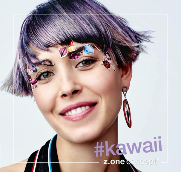 Una mujer con cabello morado y pegatinas en la cara.