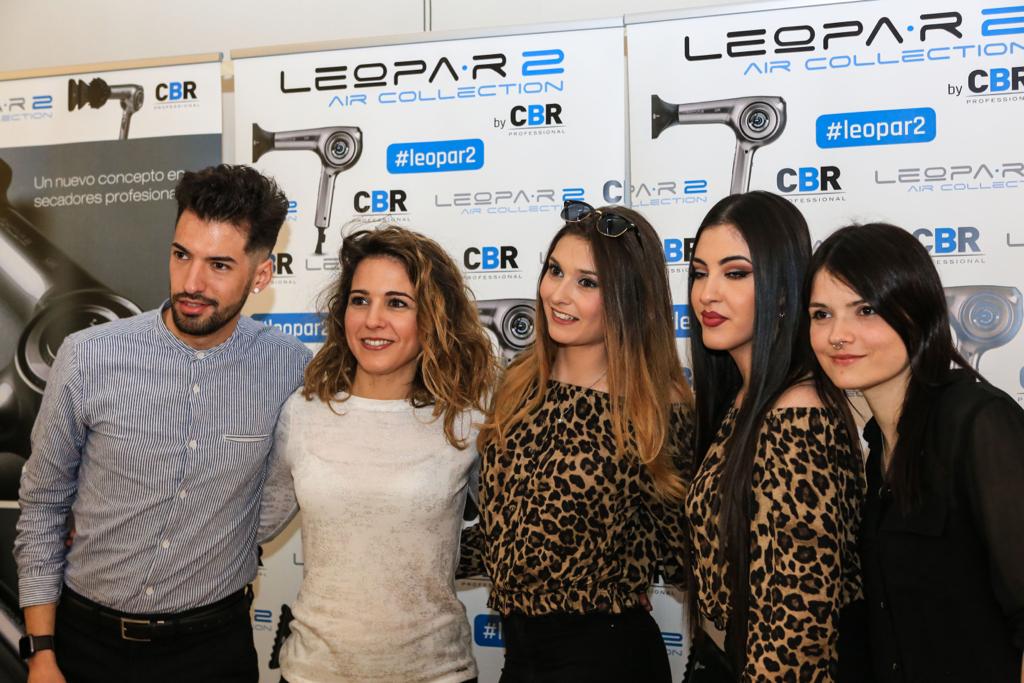 Un grupo de personas posando para una foto frente a un cartel que dice lepar 2
