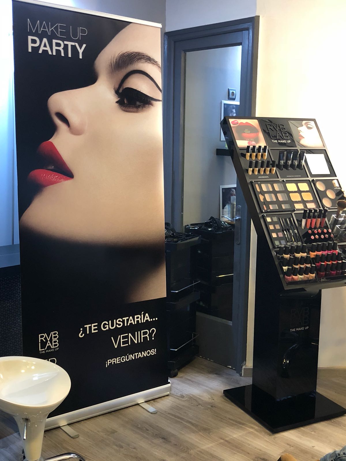 Una habitación con un cartel que dice fiesta de maquillaje.