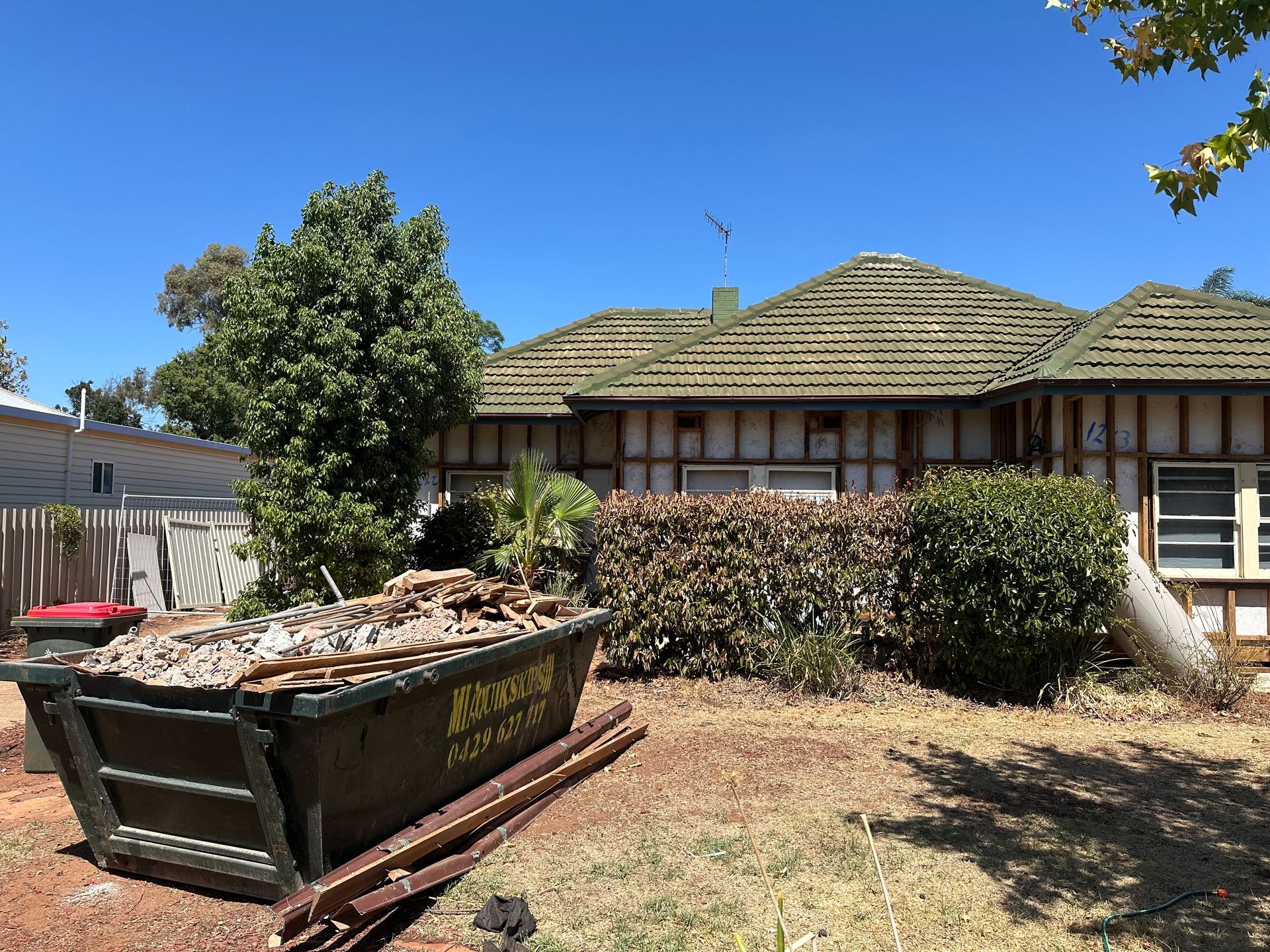 Household waste bin with soil and timber – MIA Quikskips Griffith renovation bin hire