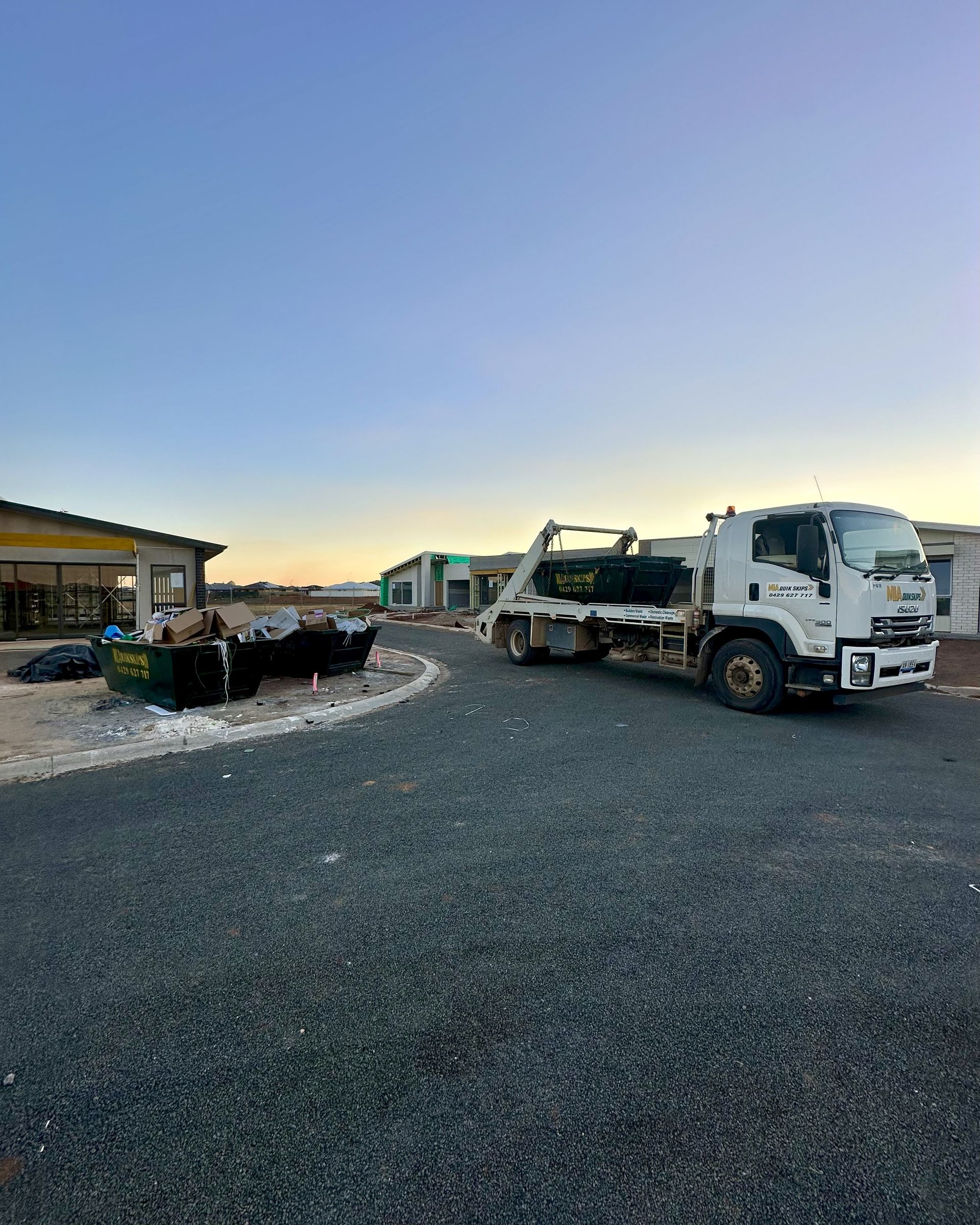 MIA Quikskips bin truck at new home build – skip bin hire Griffith NSW – reliable & fast delivery