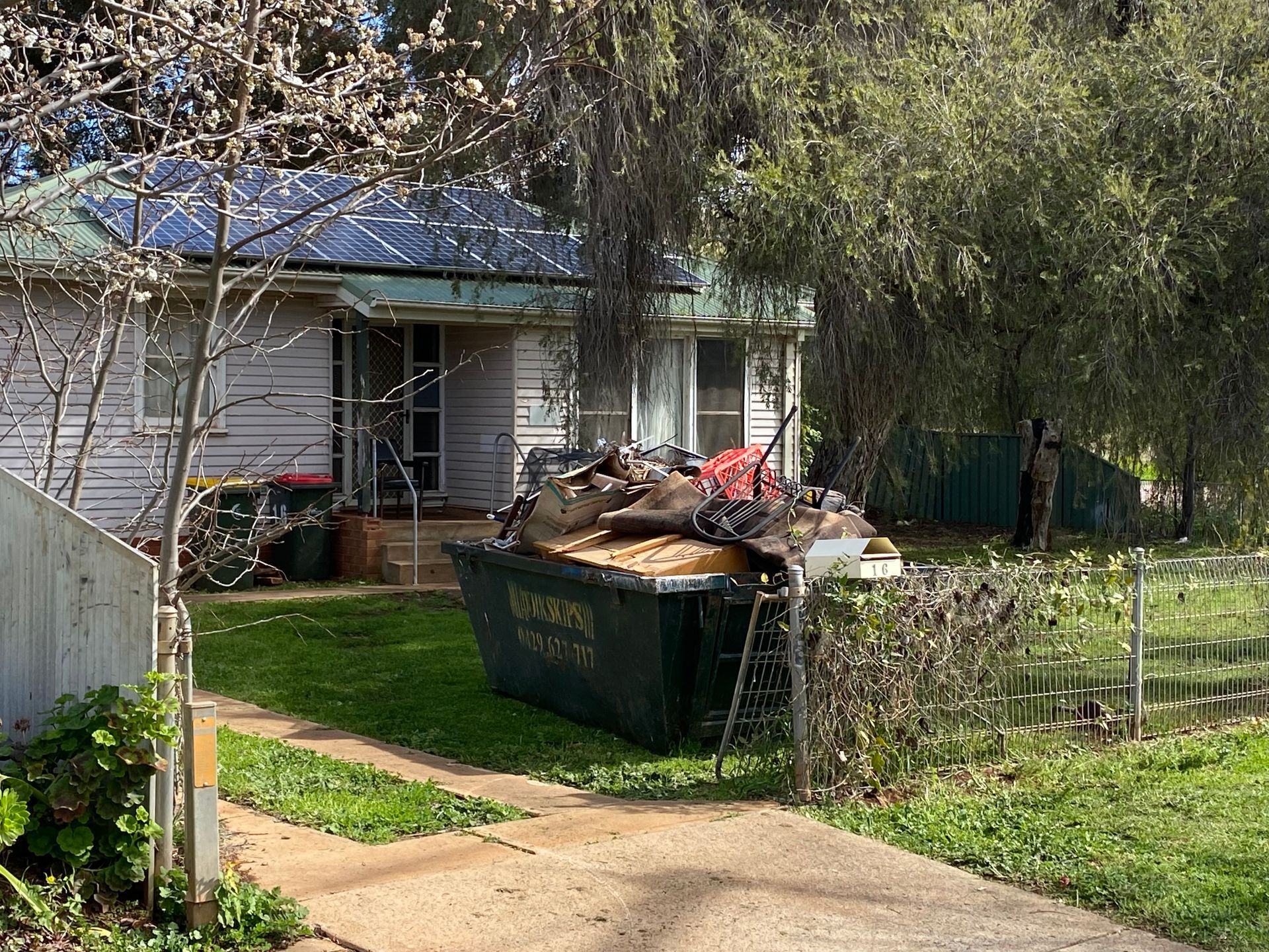 Yard clean-up with MIA Quikskips bin – affordable household bin hire Griffith