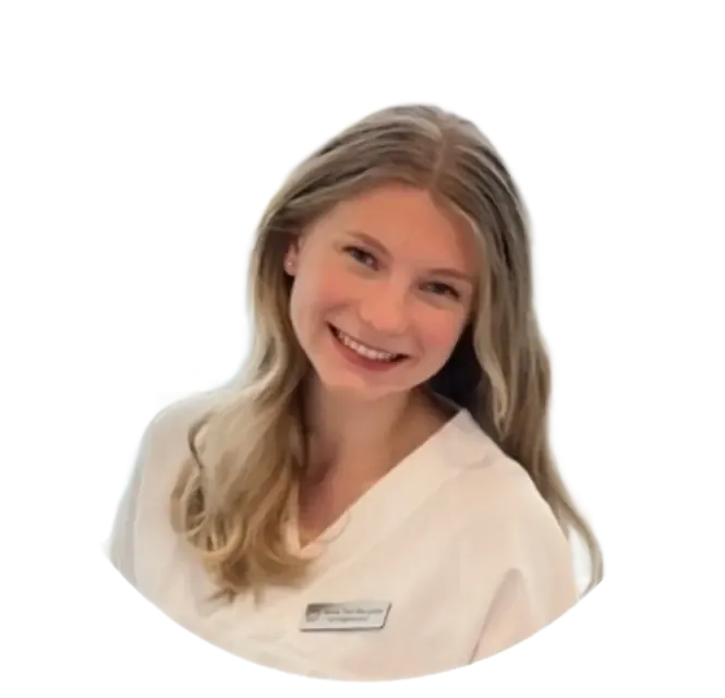 Tannlege Christian med briller og skjegg, iført blå skjorte og medisinsk maske, smiler til kameraet.