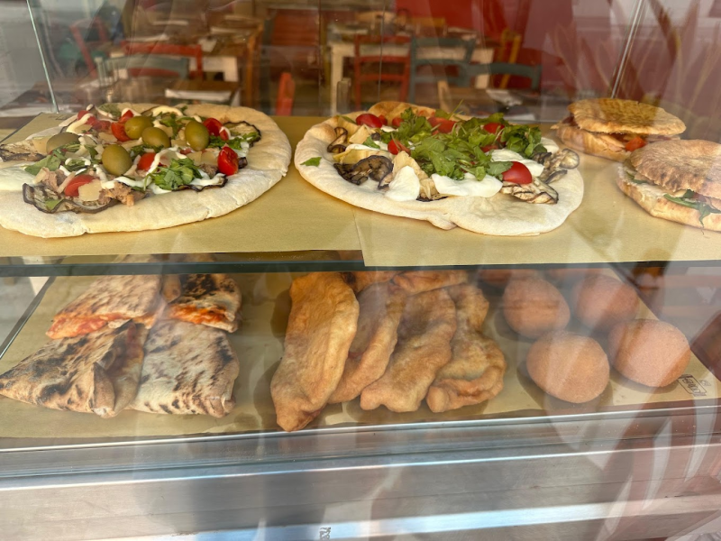 pizza street vetrina con pucce