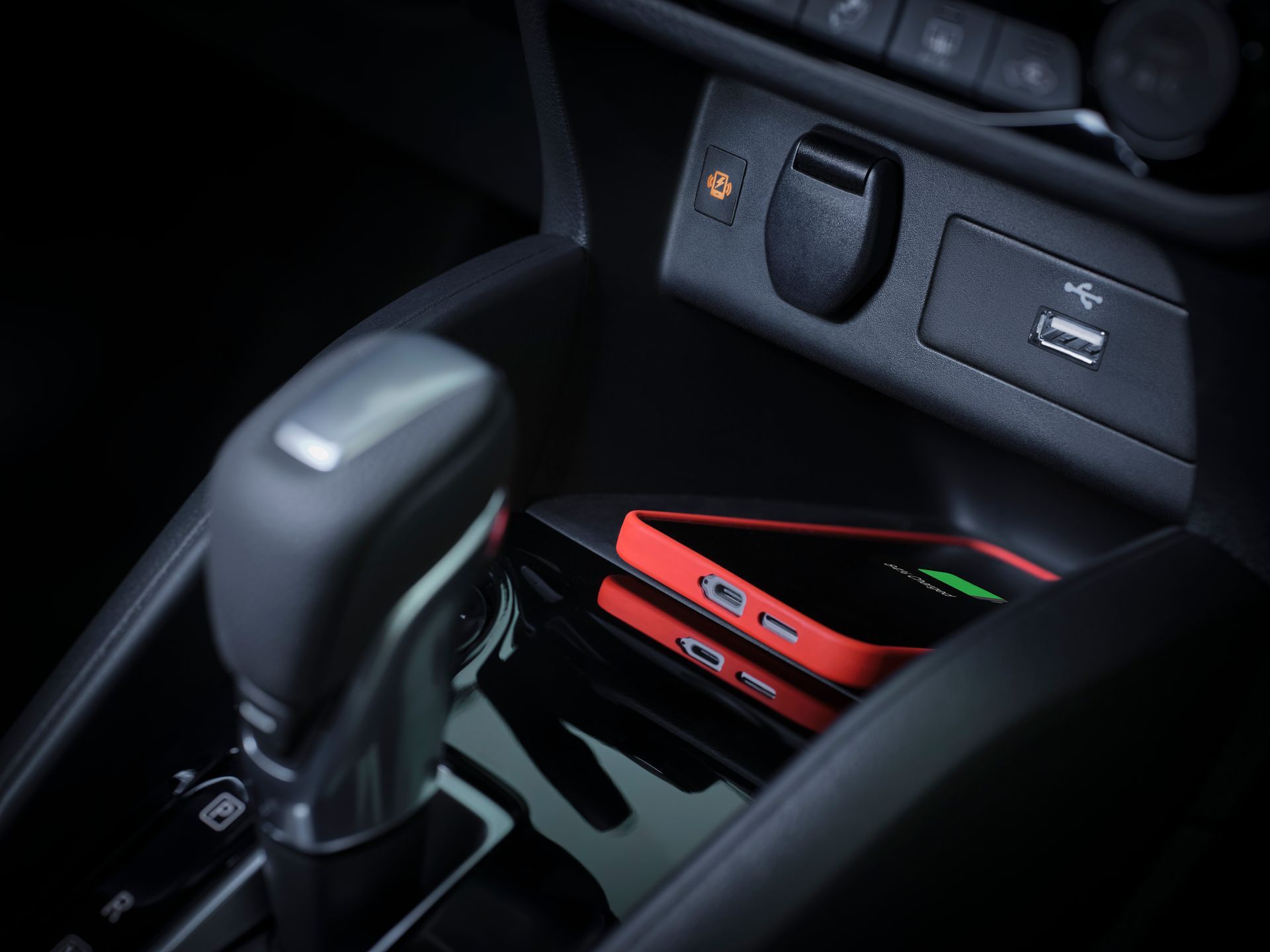 Detalhe do carregador de celular por indução do novo Nissan Kait