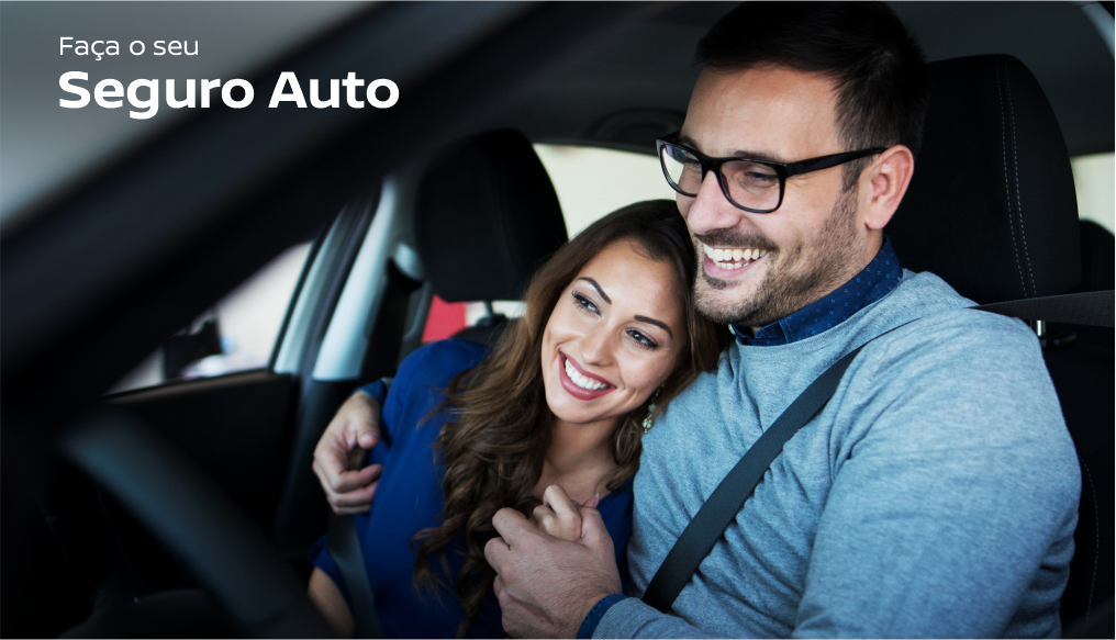 Um homem e uma mulher estão sentados no banco de trás de um carro.