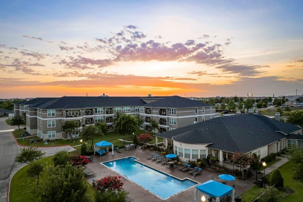 An aerial view of a swimming pool at Marquis Rockwall in Rockwall, TX.