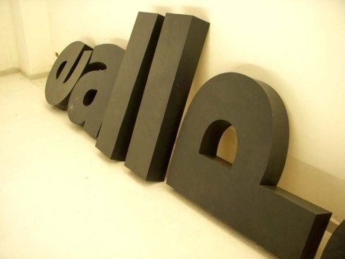 Lettere in schiuma nera che compongono la parola