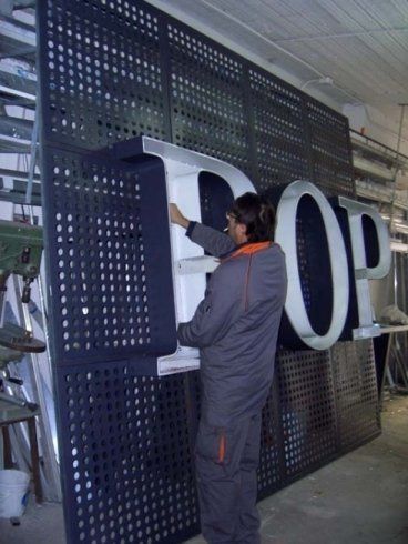 Uomo che installa la lettera