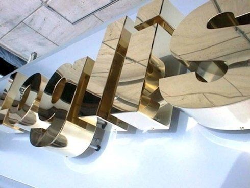 Lettere in metallo dorato lucido che compongono la scritta