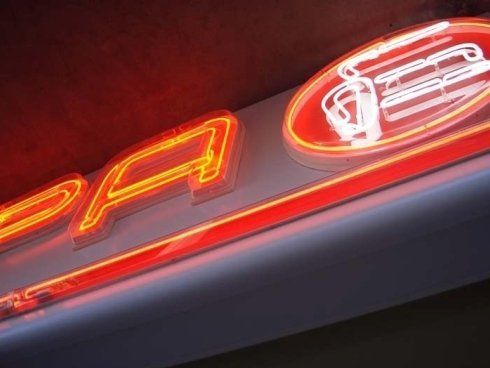 Insegna al neon con la scritta