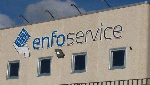 Un cartello su un edificio recita