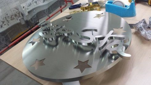 Cartello metallico lucido con la scritta