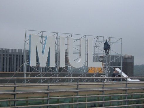 Operai che installano le grandi lettere bianche