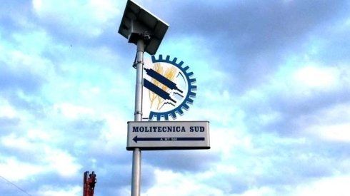 Cartello per Politecnica SUD, con pannello solare sopra e ingranaggio blu.