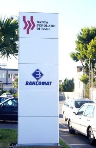 Insegna bianca per Banca Popolare di Bari e Bancomat, con loghi e testo.