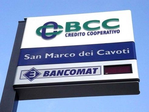 Insegna della banca BCC con BANCOMAT, situata a San Marco dei Cavoti, Italia.