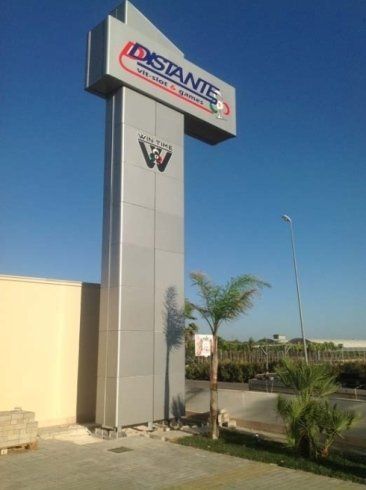 Alto cartello a pilone con il logo
