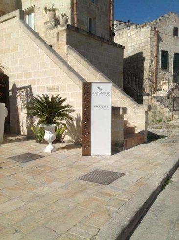 Cartello di un hotel (probabilmente