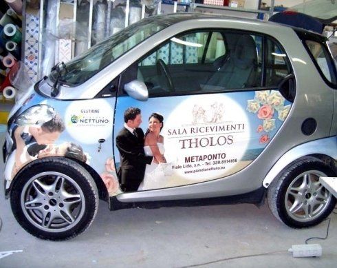 Smart color argento con pubblicità a tema matrimonio