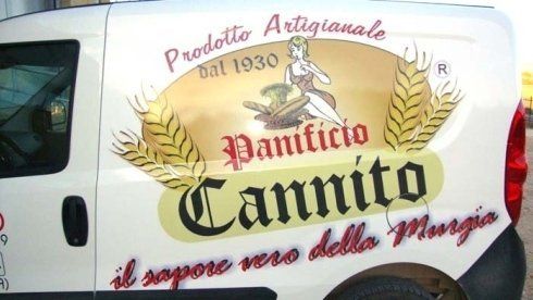 Furgone bianco con logo